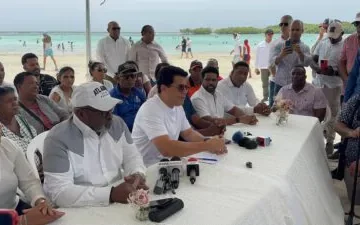 Ministro David Collado anuncia remozamiento de la playa de Boca Chica