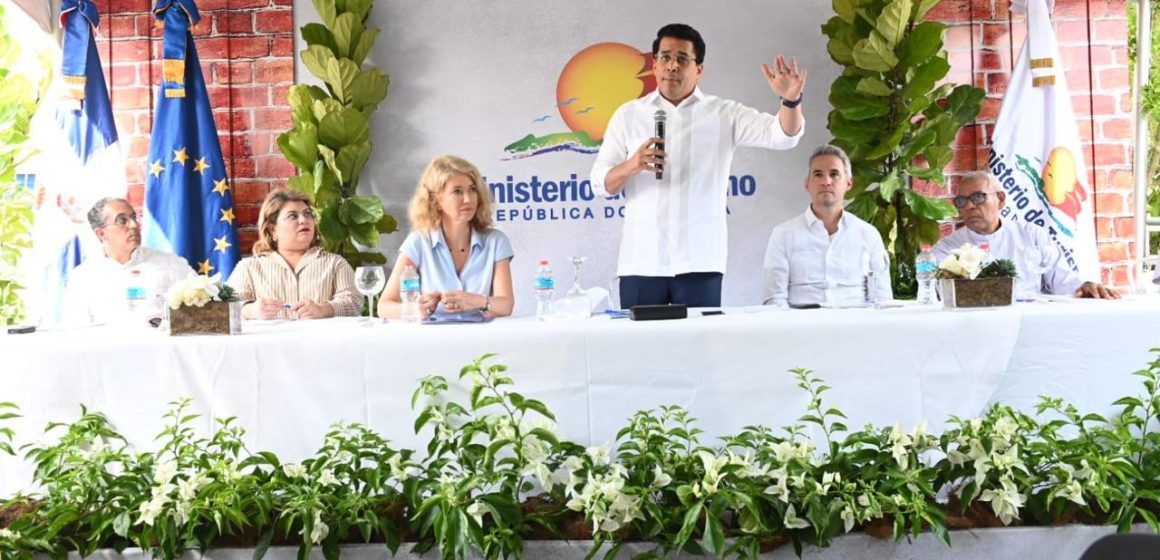 Ministro de Turismo deja iniciadas las obras del Programa de Mejoramiento de Viviendas en Ciudad Colonial.