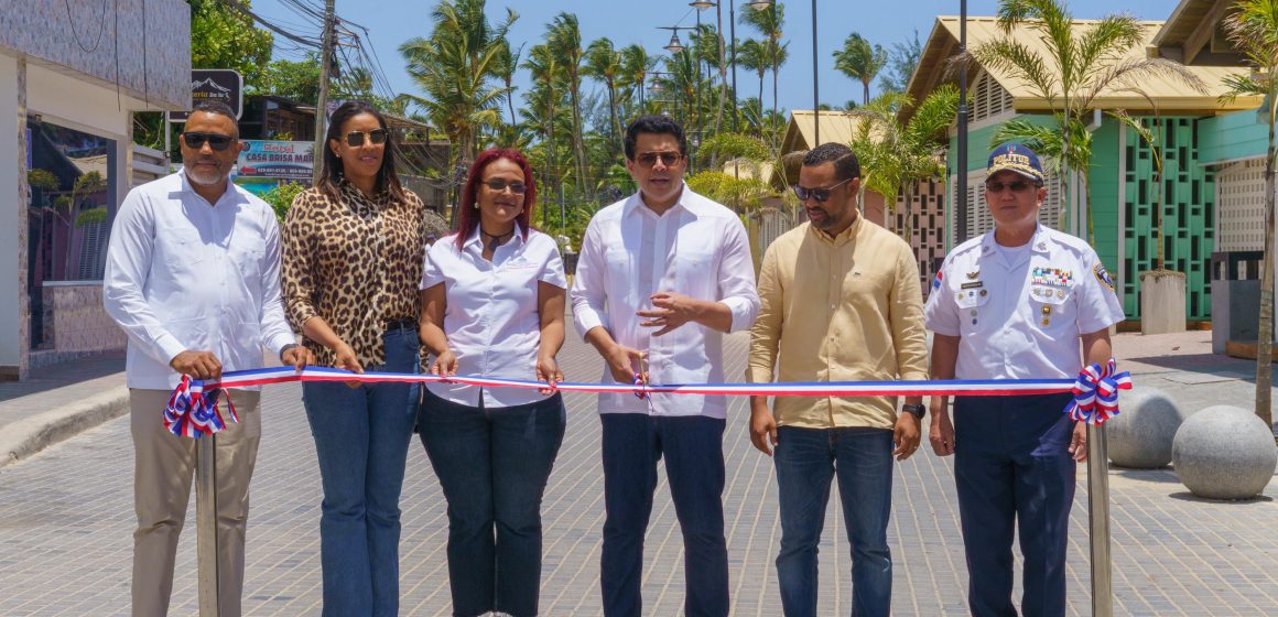 Ministro Collado inaugura la reparación de la calle Francisco Caamaño Deñó, en Las Terrenas