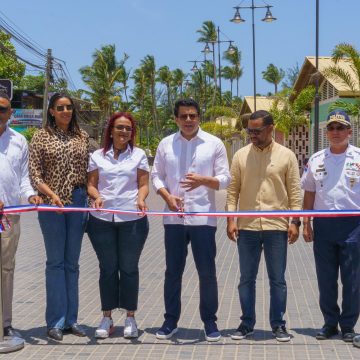 Ministro Collado inaugura la reparación de la calle Francisco Caamaño Deñó, en Las Terrenas