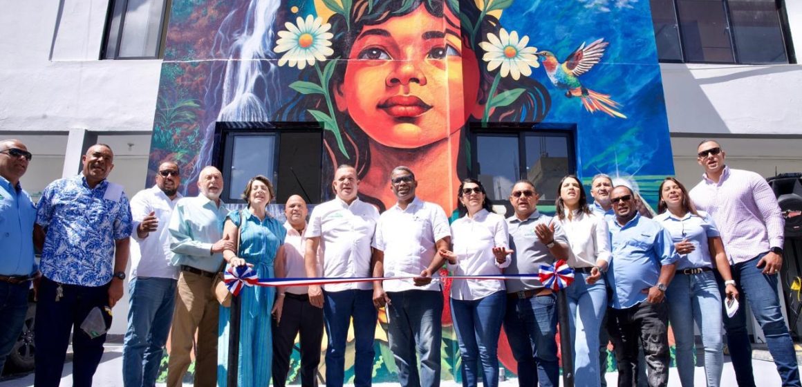 Propeep entrega 888 m² de arte urbano que transforman espacios públicos de Constanza