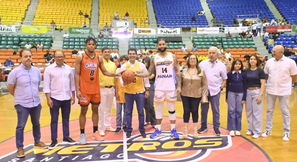 Wellington Arnaud realiza el saque en juego Metros 