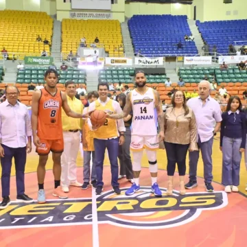 Wellington Arnaud realiza el saque en juego Metros 