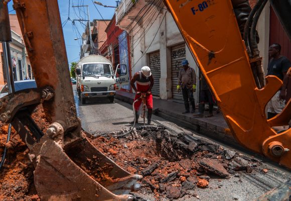 CAASD lleva solución a la Zona Colonial con intervención de tuberías