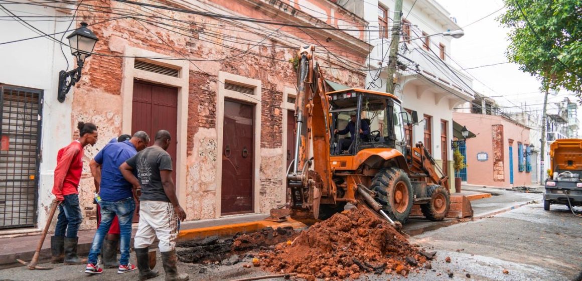 CAASD soluciona avería en tubería de aguas residuales en la Ciudad Colonial