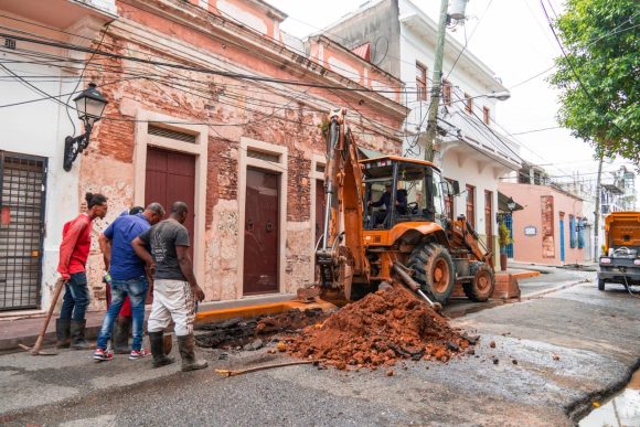 CAASD soluciona avería en tubería de aguas residuales en la Ciudad Colonial