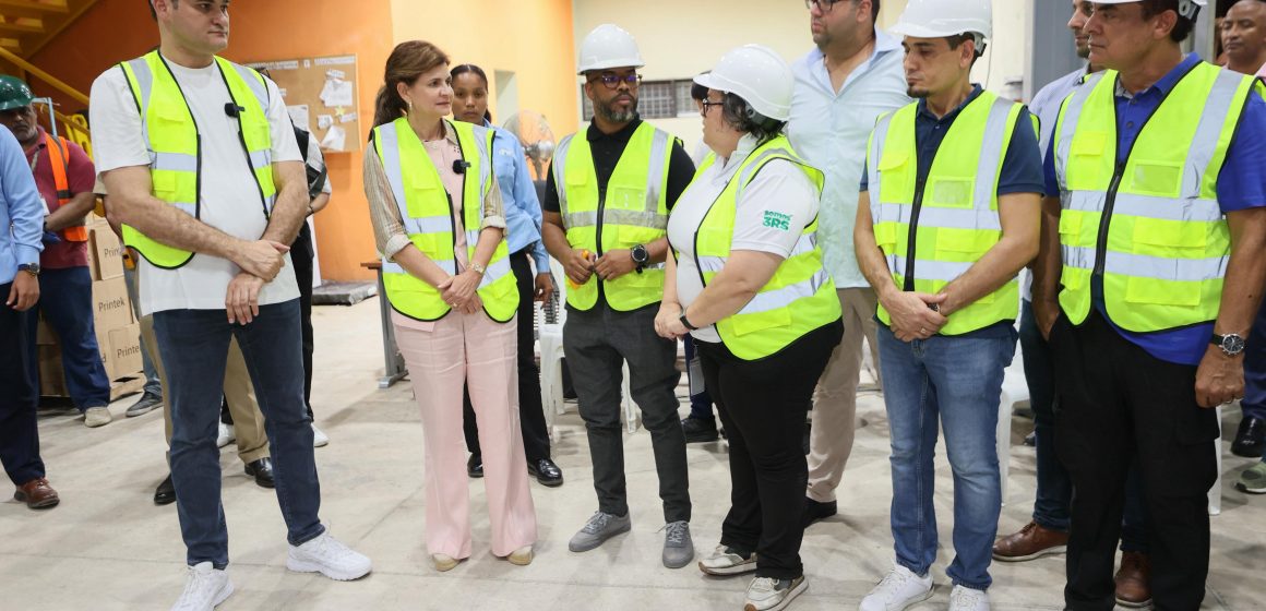 Raquel Peña llega al Inabie para verificar avance en entrega de útiles escolares