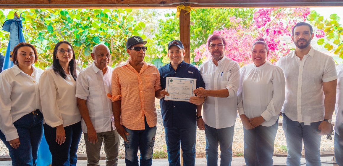 Paliza entrega compensación económica y tierras a familias en Monte Grande; desarrolla agenda en San Juan