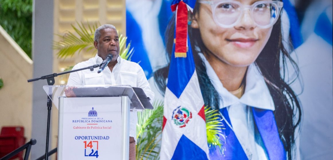 Emely Rosario inspira con su historia en la 10ma. Graduación del programa Oportunidad 14-24