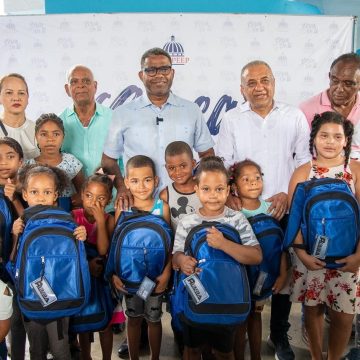 Propeep distribuye útiles escolares para apoyar estudiantes de diferentes zonas vulnerables del país