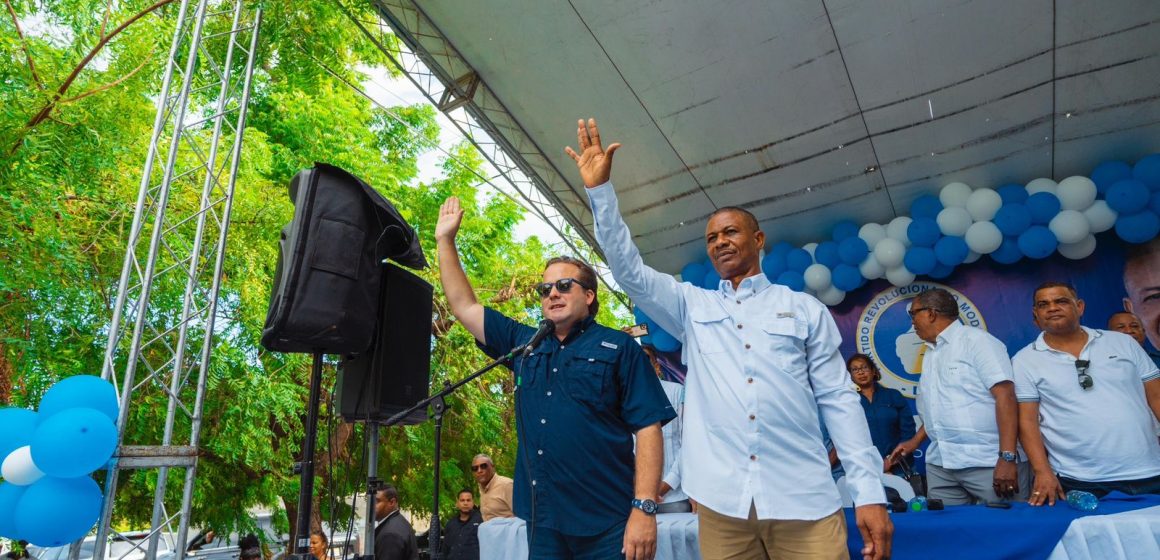 Paliza juramenta en el PRM a director municipal de Canoa