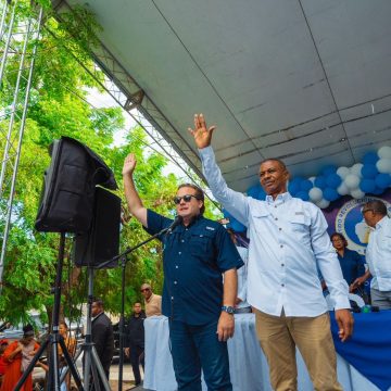 Paliza juramenta en el PRM a director municipal de Canoa