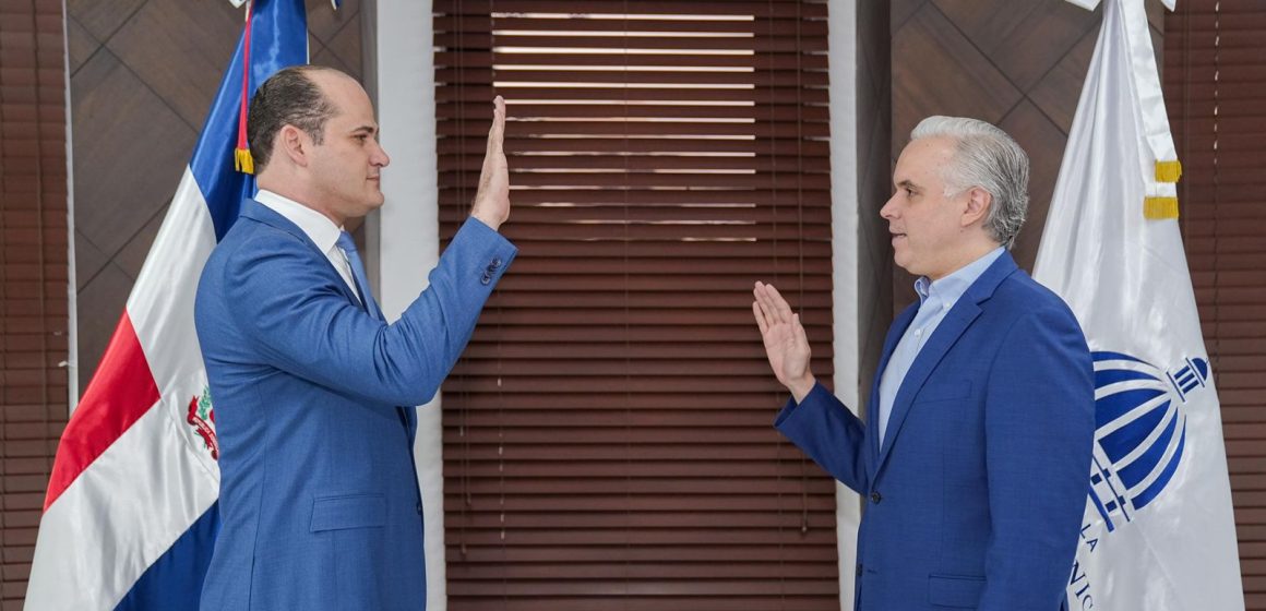 Luis Miguel De Camps juramenta a Adolfo Pérez De León como nuevo director del INABIE