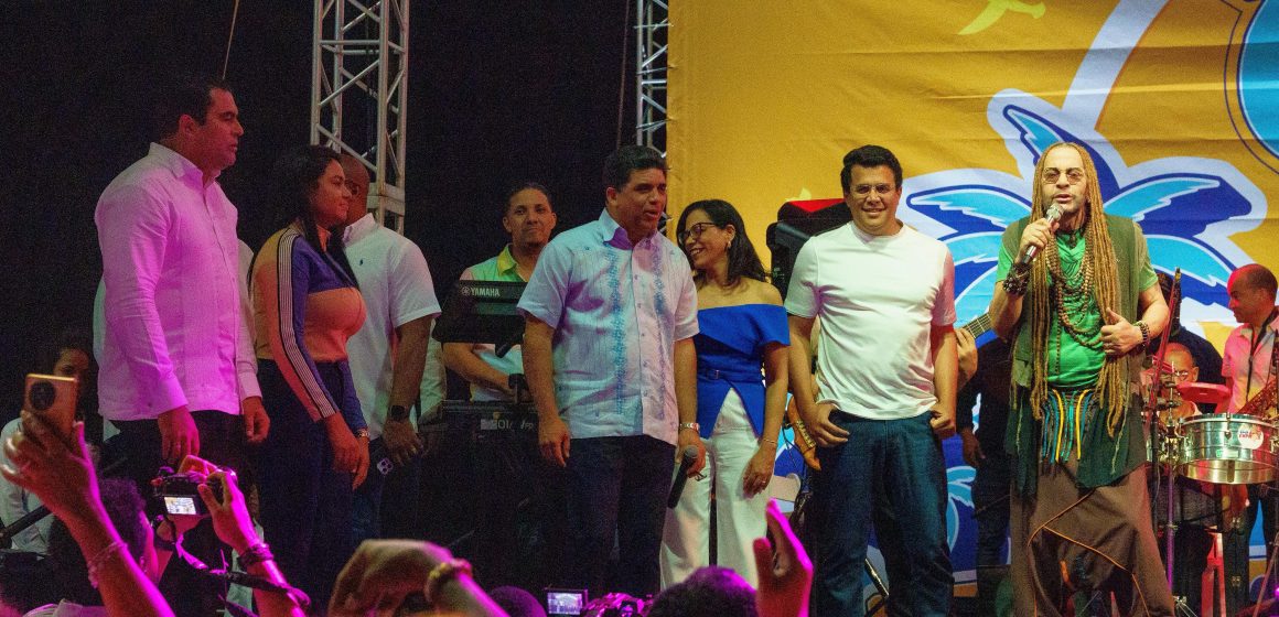 Bañada de merengue David Collado inaugura plataforma Ritmo de la Costa en malecón SDE.