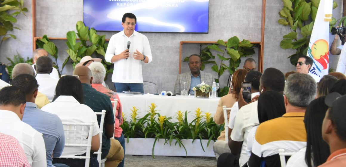 Turismo inicia trabajos de remozamiento playa Linda en Nizao.