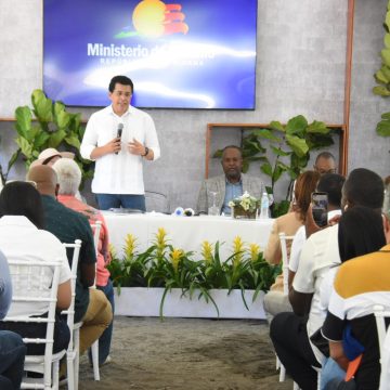Turismo inicia trabajos de remozamiento playa Linda en Nizao.