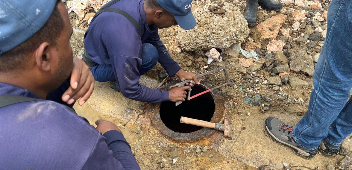 CAASD trabaja en corrección de avería provocada por excavaciones del Metro, mantiene limitado servicio de agua potable