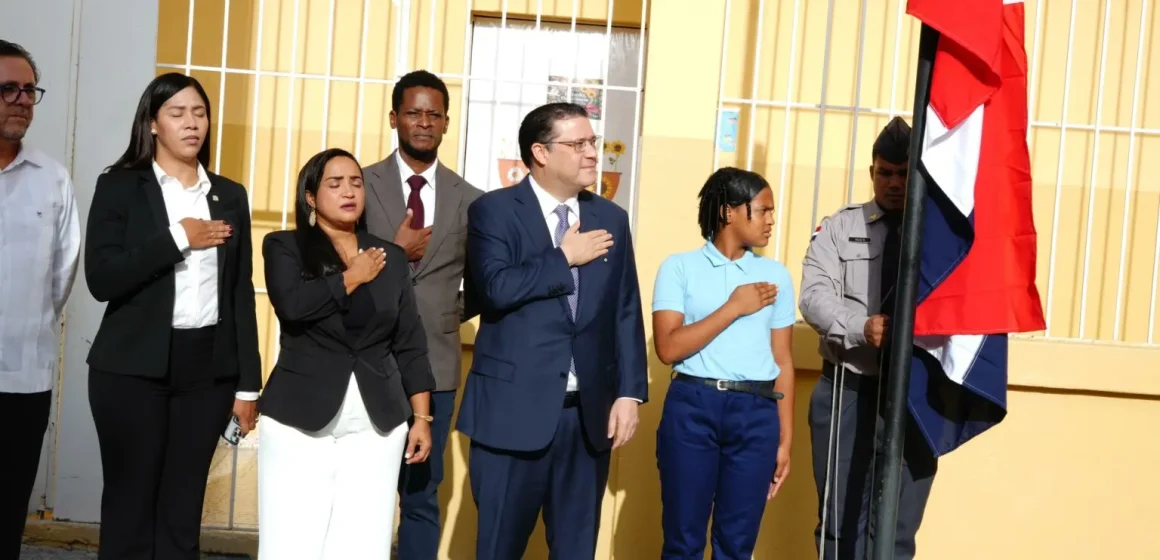Yayo Sanz Lovatón encabeza inicio del año escolar en la Escuela República de Chile