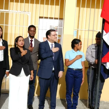 Yayo Sanz Lovatón encabeza inicio del año escolar en la Escuela República de Chile