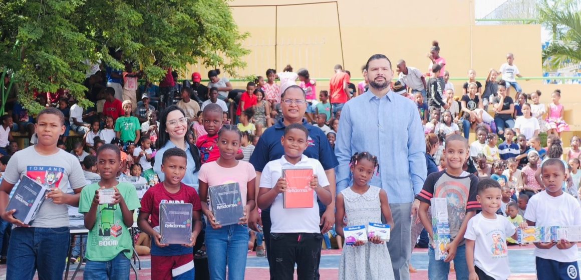 Fundación Refidomsa entrega útiles escolares a más de 7,000 estudiantes en apoyo al año educativo 2025-2026