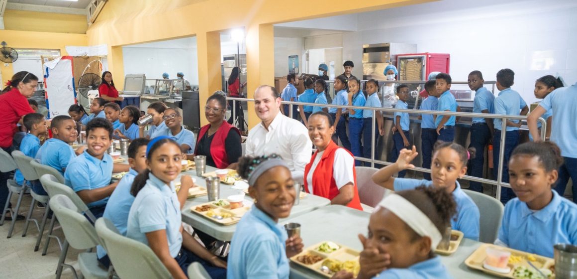 Director ejecutivo del INABIE supervisa alimentación escolar y comparte almuerzo con estudiantes