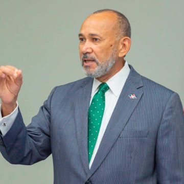 Más de 800 mil estudiantes iniciarán año escolar sin útiles escolares, Inabie culpa a la DGCP