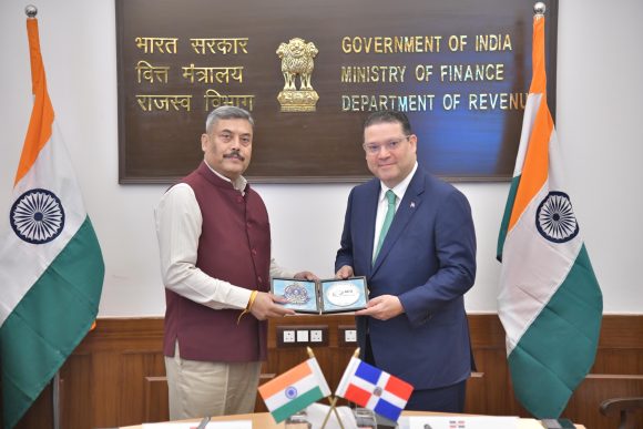 Yayo Sanz Lovatón y la DGA firman importante acuerdo con Aduanas de la India