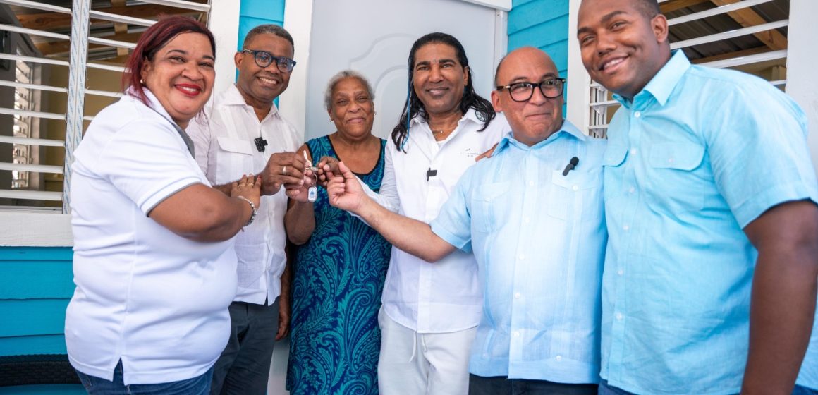 Propeep entrega casa construida y amueblada a señora Alejandrina de la Cruz, de 64 años, en Capotillo
