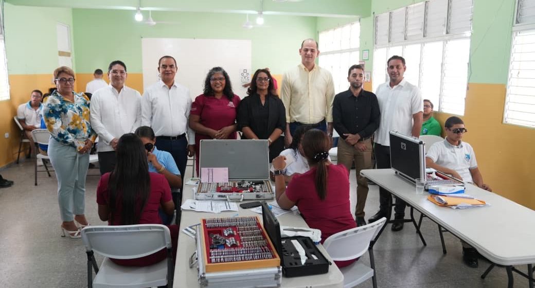 INABIE atiende a 600 estudiantes de 30 escuelas de Jarabacoa y entrega lentes, monturas y medicamentos gratuitos en Jornada de Salud Visual.