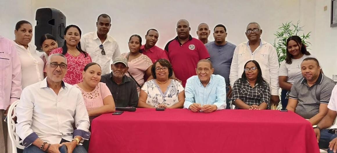 Rafael Fiquito Vásquez encabeza encuentro con dirigentes del Movimiento Electoral Peñagomista en Barahona. 