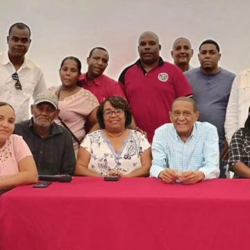 Rafael Fiquito Vásquez encabeza encuentro con dirigentes del Movimiento Electoral Peñagomista en Barahona. 