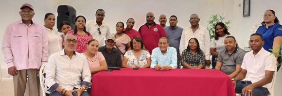 Rafael Fiquito Vásquez encabeza encuentro con dirigentes del Movimiento Electoral Peñagomista en Barahona. 