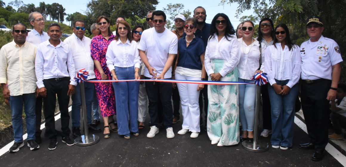 Collado inaugura reconstrucción calles en turístico municipio de Sosúa.