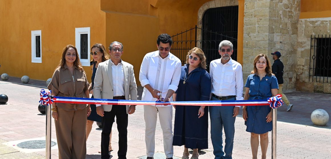 Turismo inaugura la restauración de 15 fachadas patrimoniales en la Ciudad Colonial.
