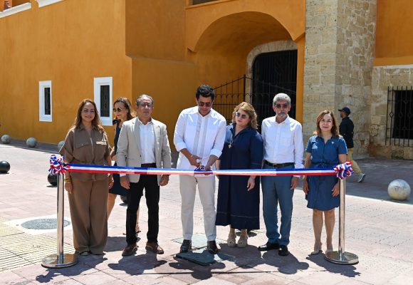 Turismo inaugura la restauración de 15 fachadas patrimoniales en la Ciudad Colonial.