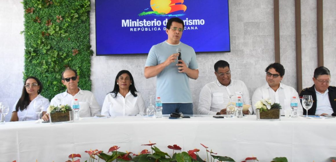 David Collado deja iniciada reconstrucción plaza de vendedores en Río San Juan.