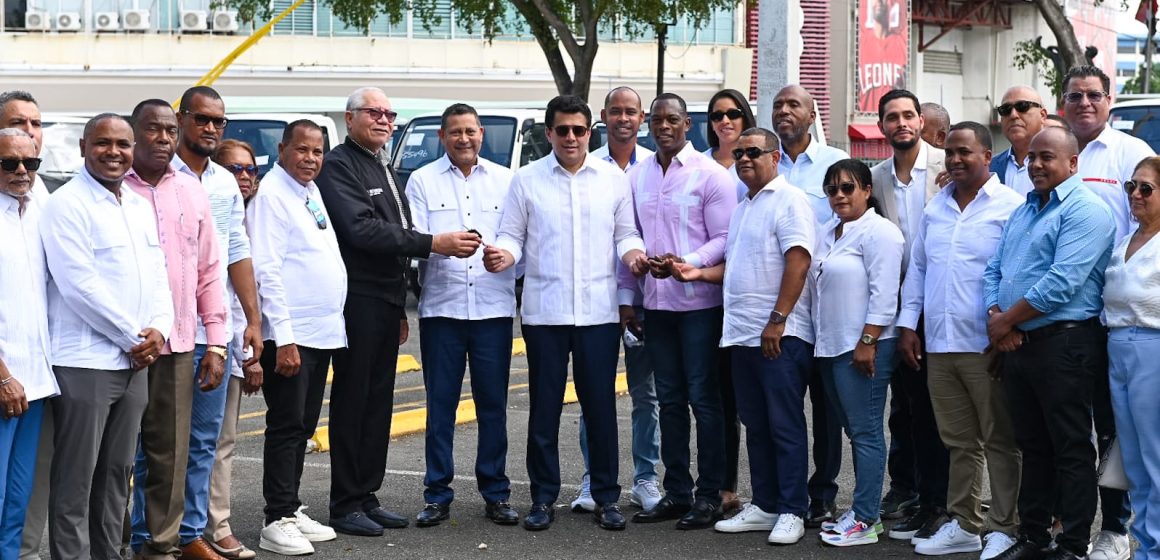 Collado inicia programa de sostenibilidad y entrega 38 camiones volteos a municipios y distrito municipales con vocación turística.