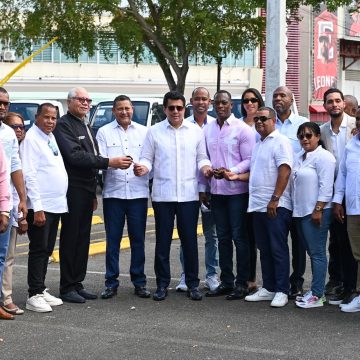Collado inicia programa de sostenibilidad y entrega 38 camiones volteos a municipios y distrito municipales con vocación turística.