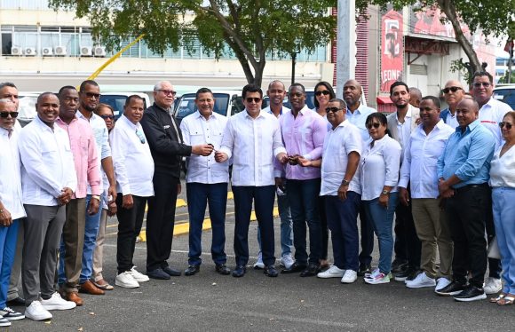 Collado inicia programa de sostenibilidad y entrega 38 camiones volteos a municipios y distrito municipales con vocación turística.