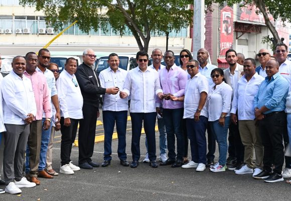 Collado inicia programa de sostenibilidad y entrega 38 camiones volteos a municipios y distrito municipales con vocación turística.