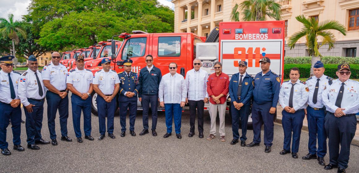 Gobierno entrega 12 nuevos camiones de bomberos para fortalecer respuesta a emergencias