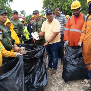 Medio Ambiente desarrolla jornada de limpieza en Boca Chica en el marco del Día Internacional de Limpieza de Playas.