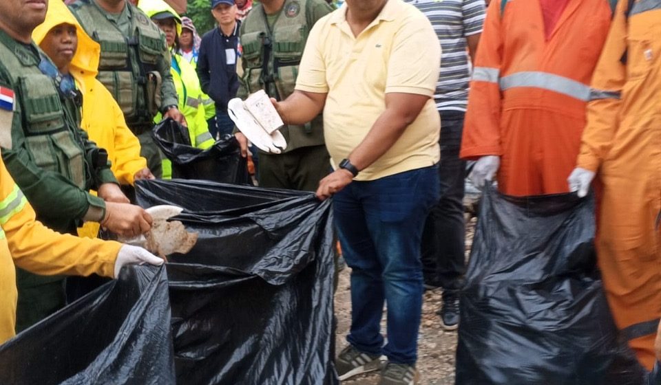 Medio Ambiente desarrolla jornada de limpieza en Boca Chica en el marco del Día Internacional de Limpieza de Playas.