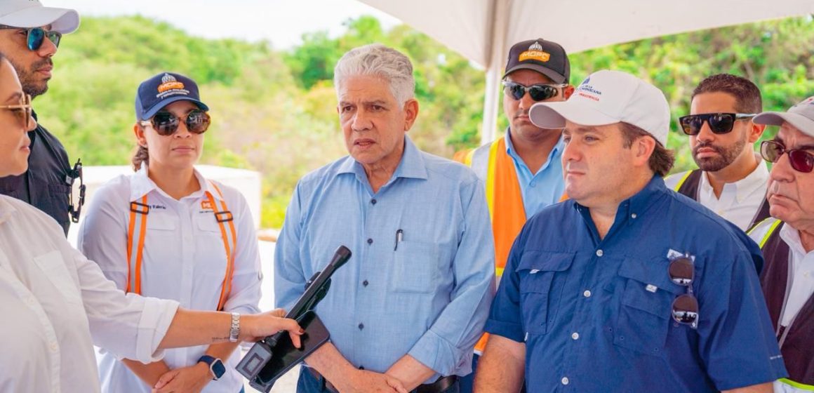 Ministros Paliza y Estrella supervisan avances de la Circunvalación de Navarrete y Moca