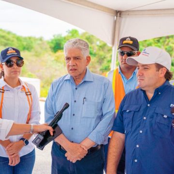 Ministros Paliza y Estrella supervisan avances de la Circunvalación de Navarrete y Moca