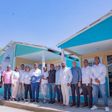 Propeep entrega dos viviendas a familias que las perdieron en un incendio en Haina