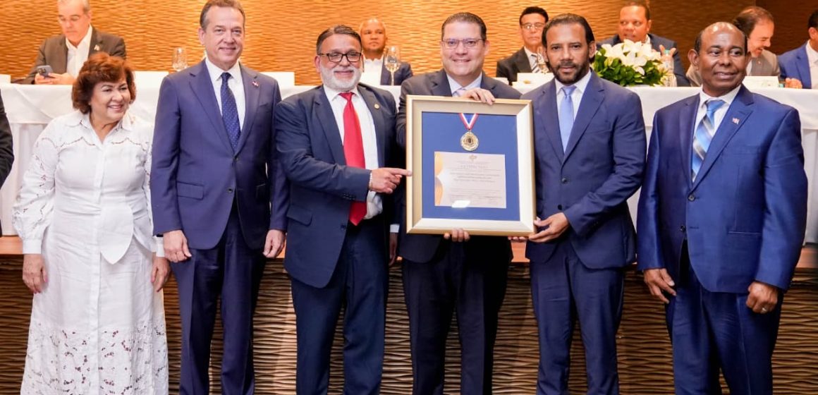 Comerciantes reconocen a Yayo Sanz Lovatón, como el “Servidor Público 2025” 