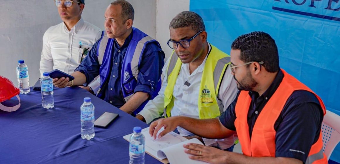 Robert Polanco entrega utilería deportiva y supervisa avance de Plaza Comunitaria en Bánica