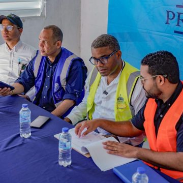 Robert Polanco entrega utilería deportiva y supervisa avance de Plaza Comunitaria en Bánica