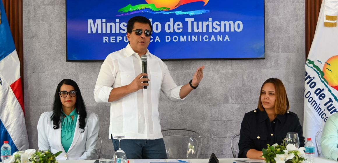 Turismo inicia reconstrucción del parque Anacaona, en Constanza.